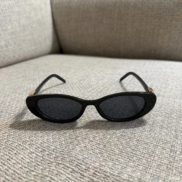 Black Fashion Sunglasses - Picture 2 of 8